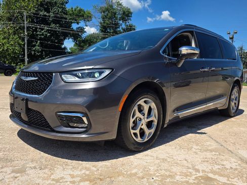 Used 2023 Chrysler Pacifica Limited FWD image 2