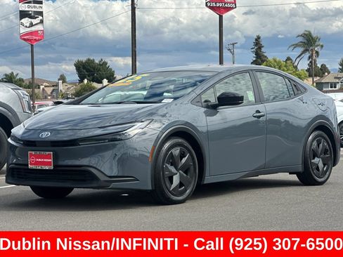 Used 2025 Toyota Prius LE FWD image 8