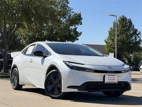 New 2026 Toyota Prius LE image 2