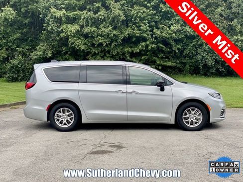 Used 2024 Chrysler Pacifica Touring-L image 8