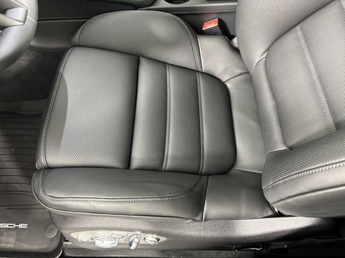 Certified 2025 Porsche Macan image 14