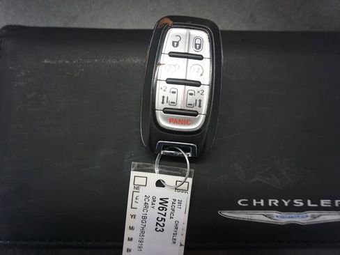 Used 2017 Chrysler Pacifica Touring-L w/ Tire & Wheel Group FWD image 19