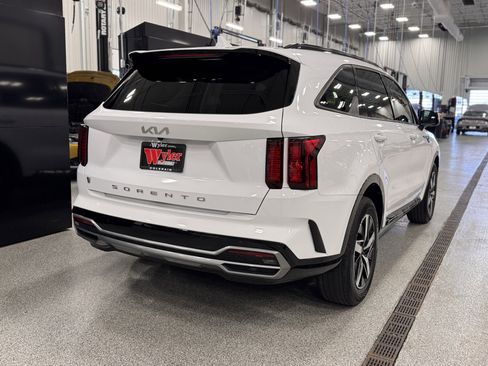 Certified 2022 Kia Sorento S w/ Panoramic Sunroof Package image 3