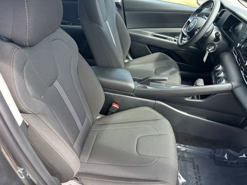 Used 2025 Hyundai Elantra SE image 13