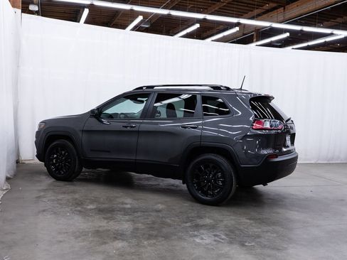 Used 2023 Jeep Cherokee Altitude Lux w/ Mopar Interior Package AWD/4WD image 4