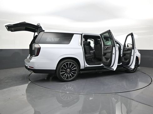 Used 2026 Chevrolet Suburban High Country AWD/4WD image 27