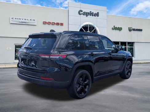 Used 2023 Jeep Grand Cherokee Altitude AWD/4WD image 3