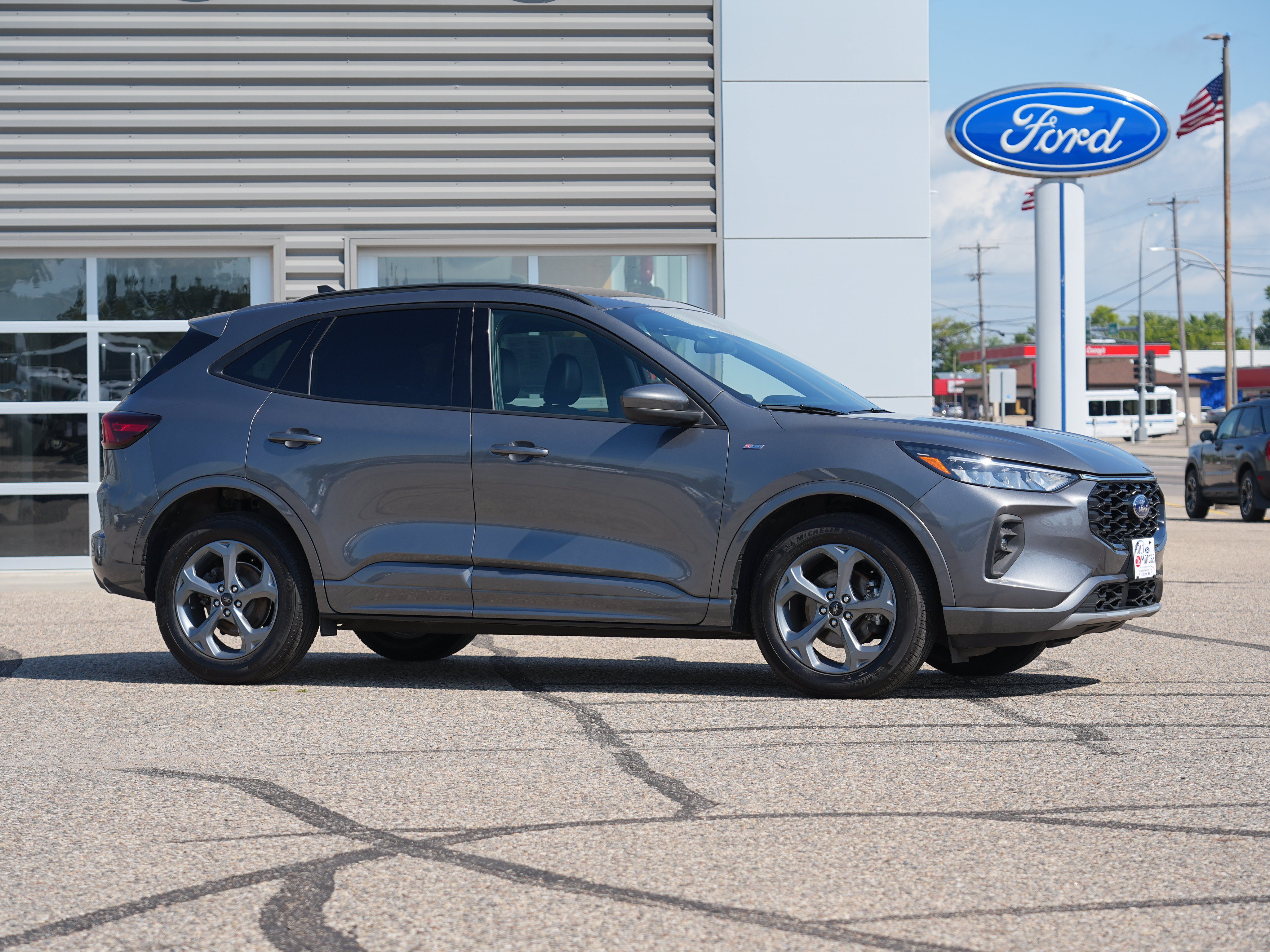 Used 2023 Ford Escape ST-Line Select w/ Tech Pack #2 AWD/4WD image 2