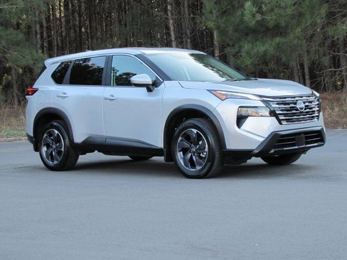 Used 2024 Nissan Rogue SV FWD image 5