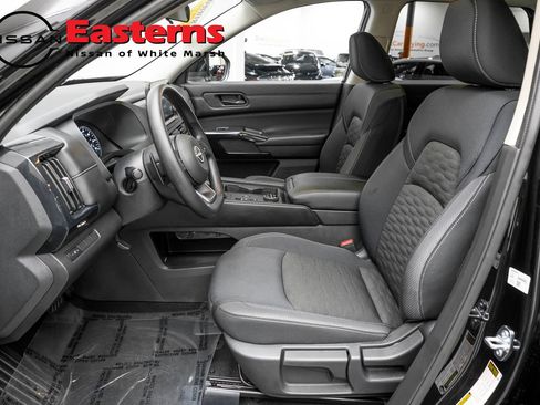 Used 2025 Nissan Pathfinder S image 14