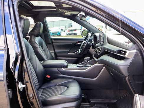Used 2023 Toyota Highlander XSE FWD image 10