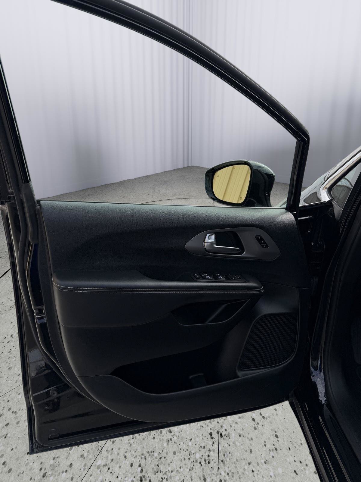 Used 2025 Chrysler Pacifica Select FWD image 19