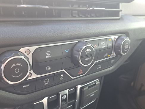 Used 2025 Jeep Gladiator Sport image 25