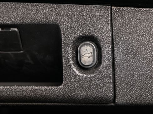 Used 2018 Cadillac Escalade Premium Luxury image 32