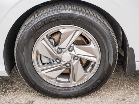 Certified 2025 Hyundai Elantra SE image 6