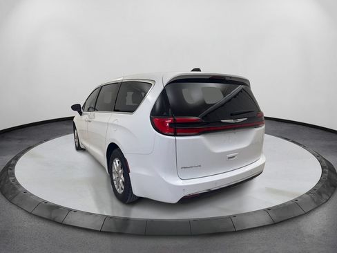 Used 2025 Chrysler Pacifica Select FWD image 7