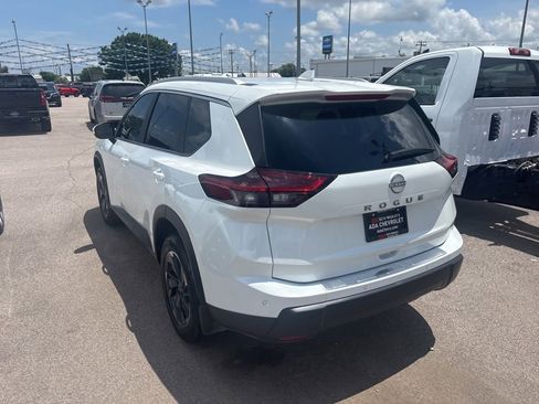 Used 2025 Nissan Rogue SV w/ SV Premium Package FWD image 25