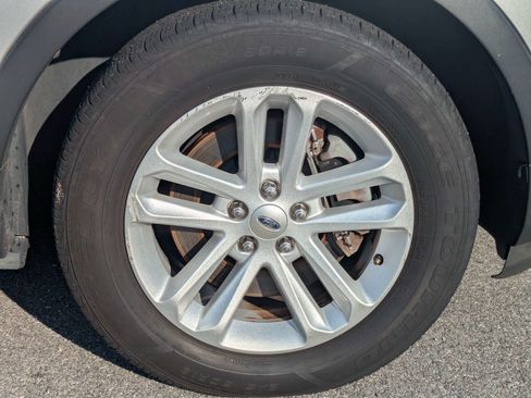 Used 2014 Ford Explorer XLT w/ Equipment Group 202A FWD image 11