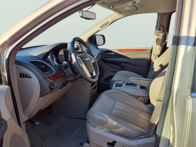 Used 2016 Chrysler Town & Country Touring FWD image 16