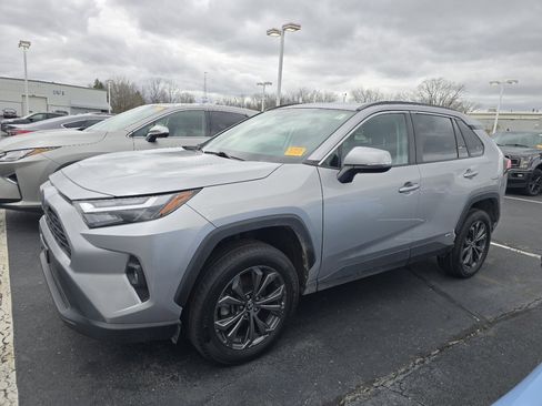 Used 2022 Toyota RAV4 XLE Premium image 4