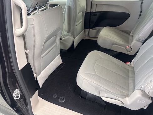 Used 2017 Chrysler Pacifica LX image 18