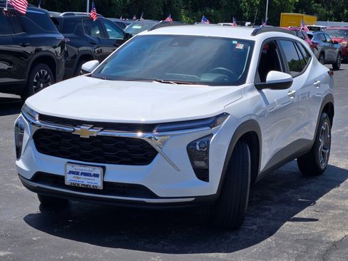Certified 2025 Chevrolet Trax LT w/ LT Convenience Package FWD image 5
