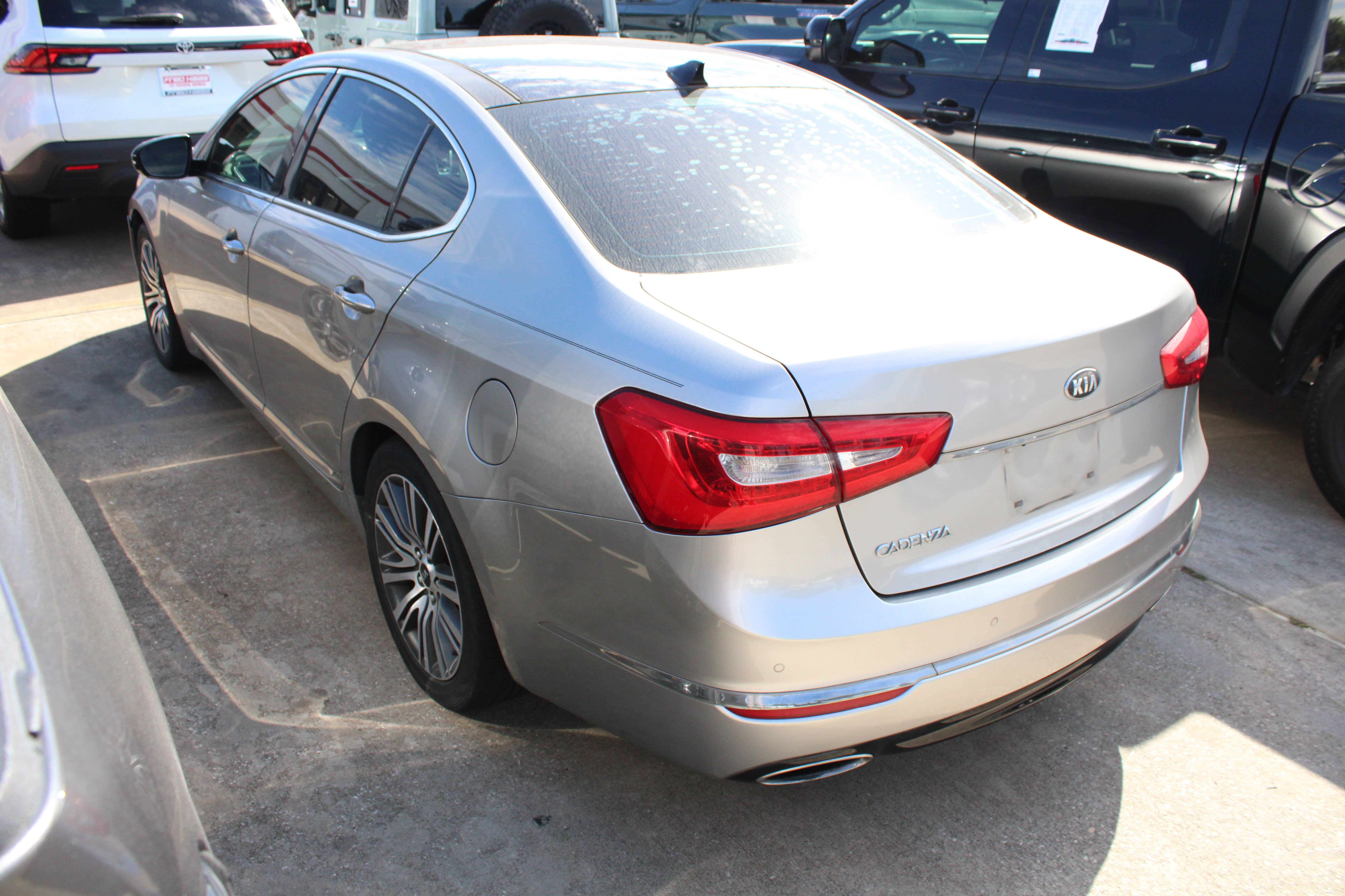 Used 2014 Kia Cadenza Premium w/ Luxury Package FWD image 6