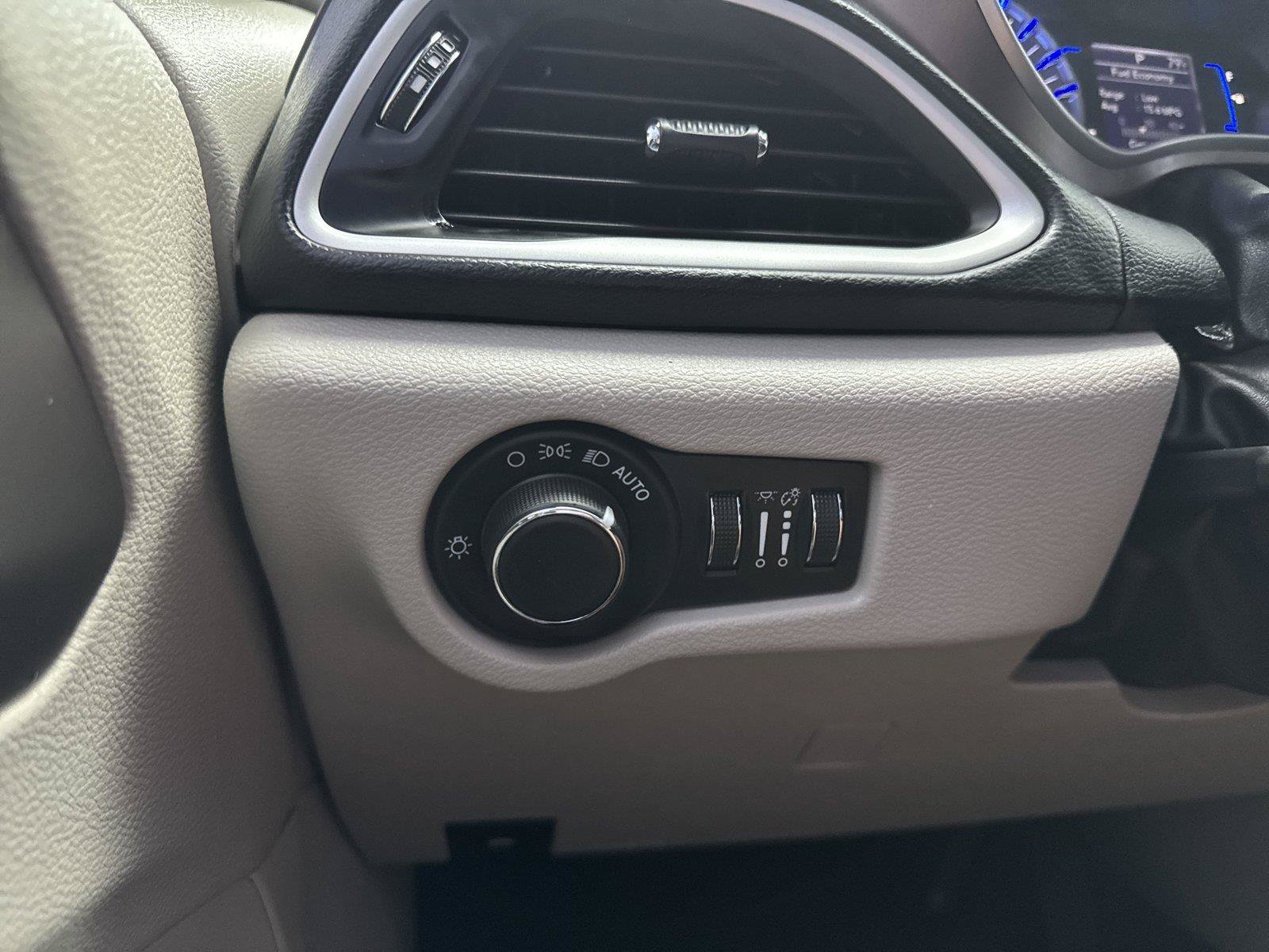Used 2022 Chrysler Voyager LX FWD image 19