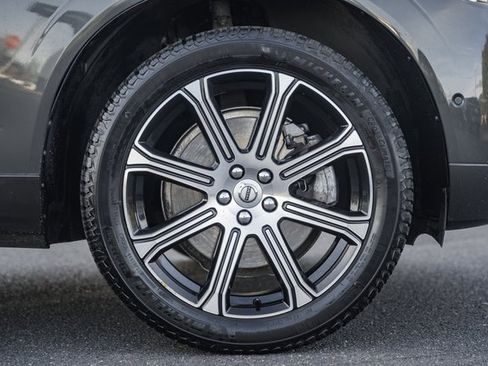 Used 2018 Volvo XC60 T6 Momentum w/ Convenience Package image 16