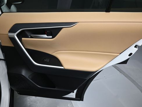 Used 2025 Toyota RAV4 XLE image 31