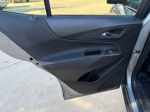 Used 2023 Chevrolet Equinox RS FWD image 23