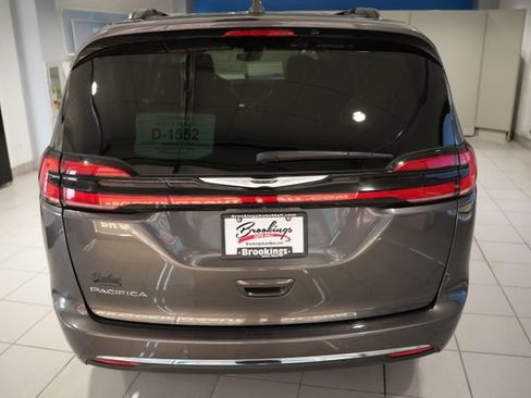 Used 2022 Chrysler Pacifica Touring-L image 8