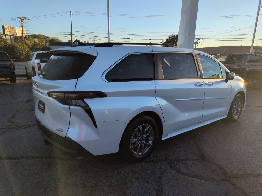 Certified 2023 Toyota Sienna XLE FWD image 5