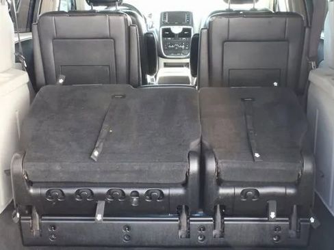 Used 2015 Chrysler Town & Country Touring image 15