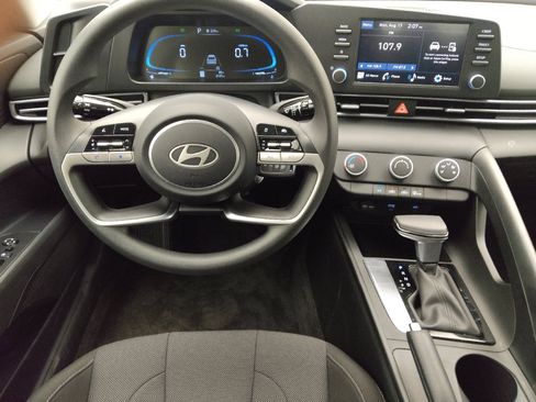 Used 2025 Hyundai Elantra SE FWD image 22
