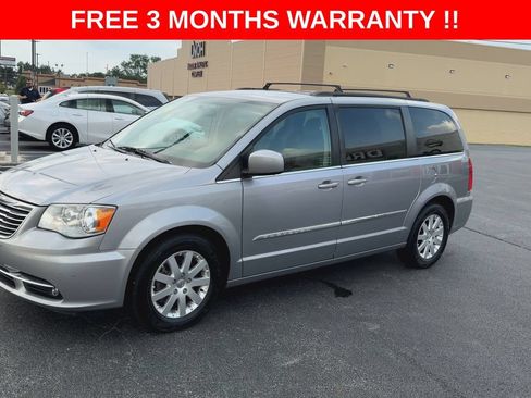 Used 2016 Chrysler Town & Country Touring FWD image 4