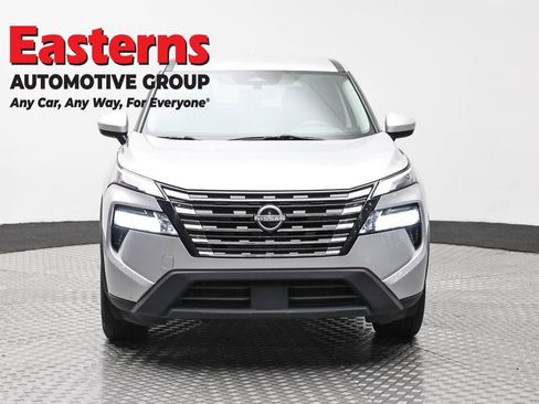 Used 2024 Nissan Rogue SV FWD image 2