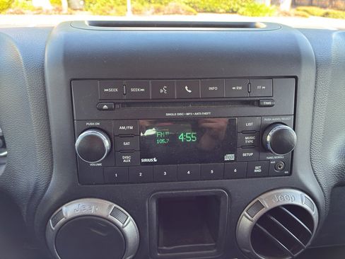 Used 2018 Jeep Wrangler Unlimited Sport w/ Connectivity Group AWD/4WD image 29