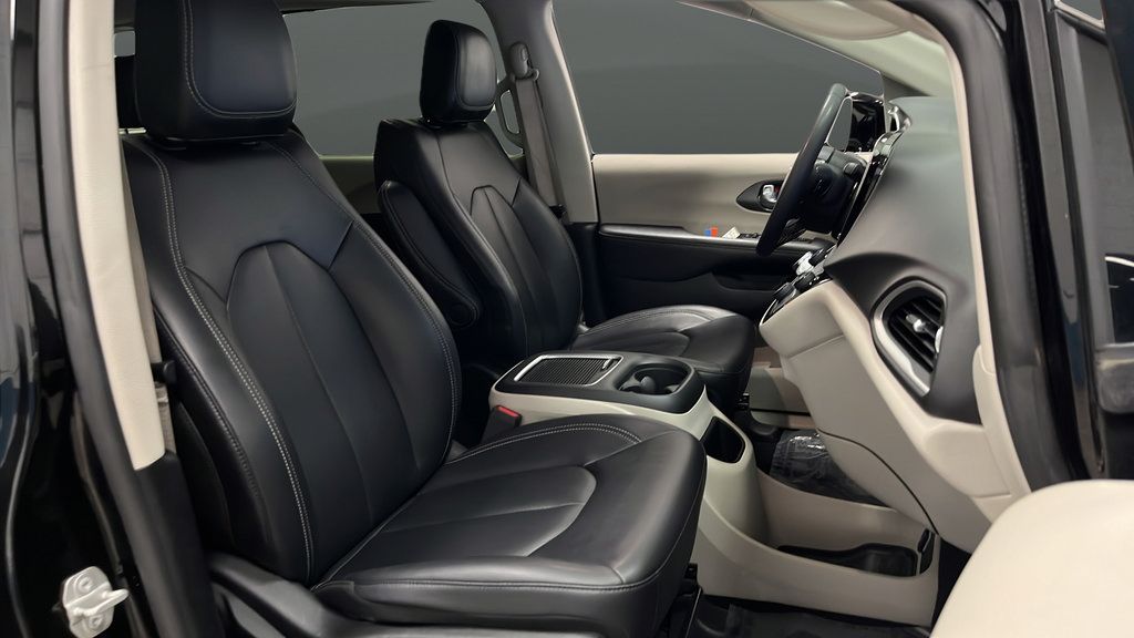 Used 2024 Chrysler Pacifica Touring-L FWD image 23
