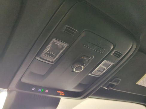 Used 2024 GMC Yukon XL SLT image 24