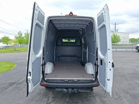 Used 2025 Mercedes-Benz Sprinter 2500 image 9