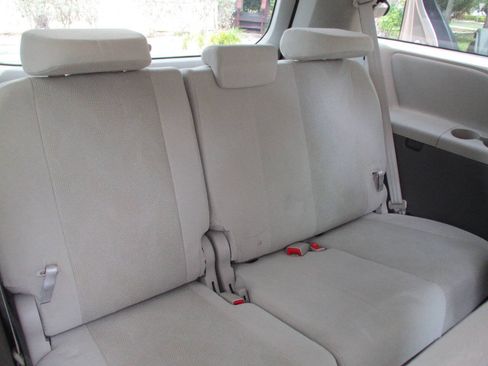 Used 2012 Toyota Sienna FWD image 21