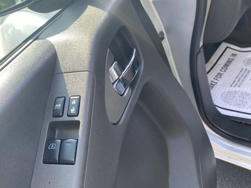 Used 2011 Nissan Frontier SV AWD/4WD image 8