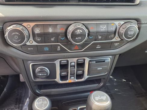 Used 2024 Jeep Wrangler Unlimited Sahara image 12