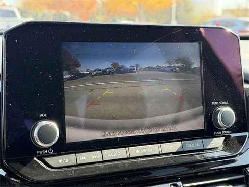 Used 2024 Nissan Pathfinder SV image 17