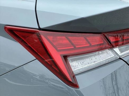 Used 2022 Hyundai Elantra SEL w/ Convenience + Premium Package image 11