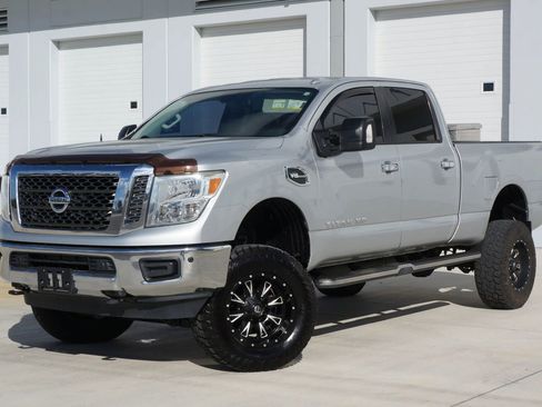 Used 2018 Nissan Titan SV w/ SV Convenience Package image 6