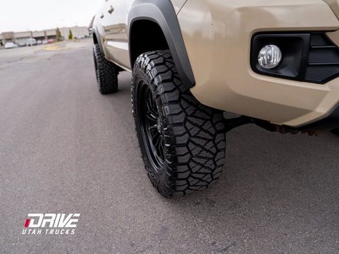 Used 2016 Toyota Tacoma TRD Off-Road w/ Premium & Technology Package image 9