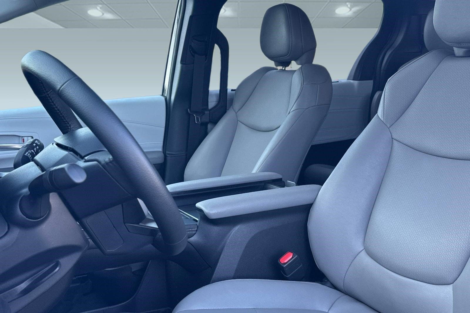 Used 2026 Toyota Sienna XLE FWD image 5