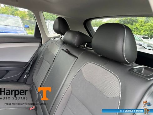 Used 2023 Volkswagen Taos SE w/ Panoramic Sunroof Package FWD image 9